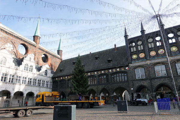 In diesem Jahr gibt es wieder einen vollständigen Weihnachtsmarkt. Der Aufbau hat am Dienstag begonnen. Fotos: JW/STE