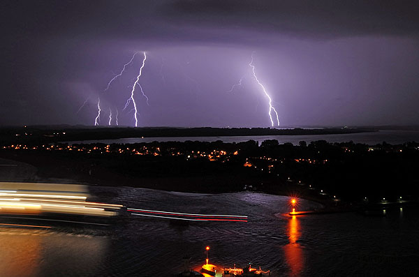 Der Deutsche Wetterdienst erwartet ab 3 Uhr am Montagmorgen starke Gewitter. Foto: Karl Erhard Vögele/Archiv