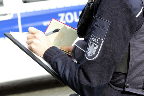 Der Zoll weist auf den Mindestlohn im Friseurhandwerk hin. Foto: Zoll 