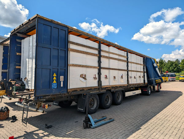 Statt mit Fiberglas-Rollen war der Trailer mit unversteuerten Zigaretten beladen. Fotos: Zoll