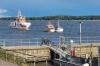 Das Seenotrettungsboot „Erich Koschubs“ brachte den Fischkutter in Sicherungsbegleitung der „Felix Sand“ nach Travemünde. Foto: Die Seenotretter - DGzRS / Stefan Wollnik