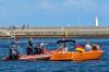 Die Wasserschutzpolizei im Gespräch mit Freizeit-Skippern, hier im Sommer 2024 in Travemünde. Foto: Archiv/HN